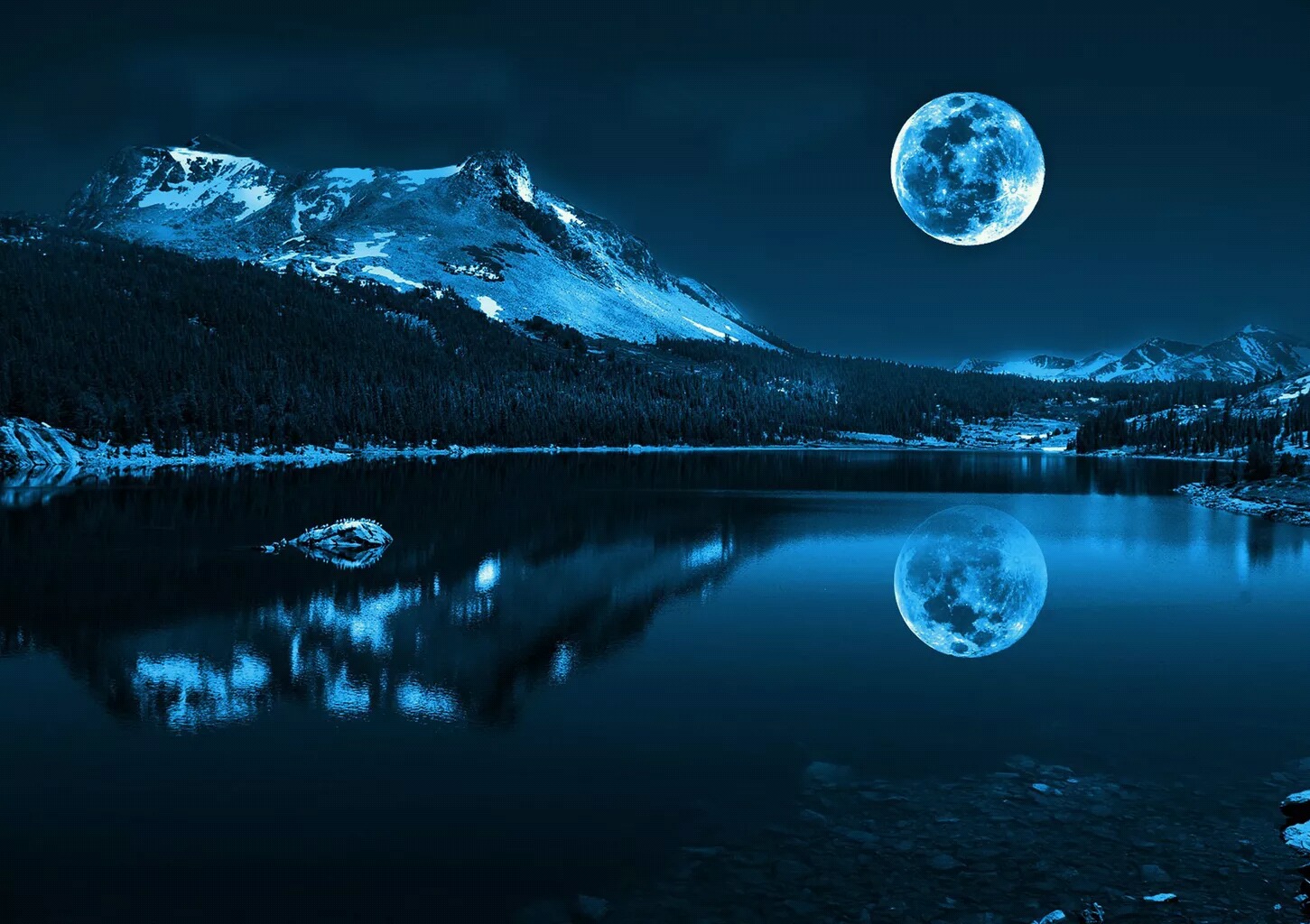 明亮的月亮倒映在平静的水面上