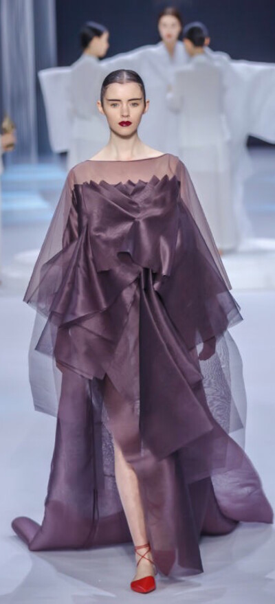 融入苏绣和精湛手工的设计透过婀娜的模特,传递了现代与古典的优雅.