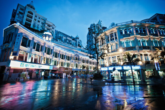 成片的南洋骑楼建筑,流光溢彩的led夜景,琳琅满目的各色闽台特色小吃