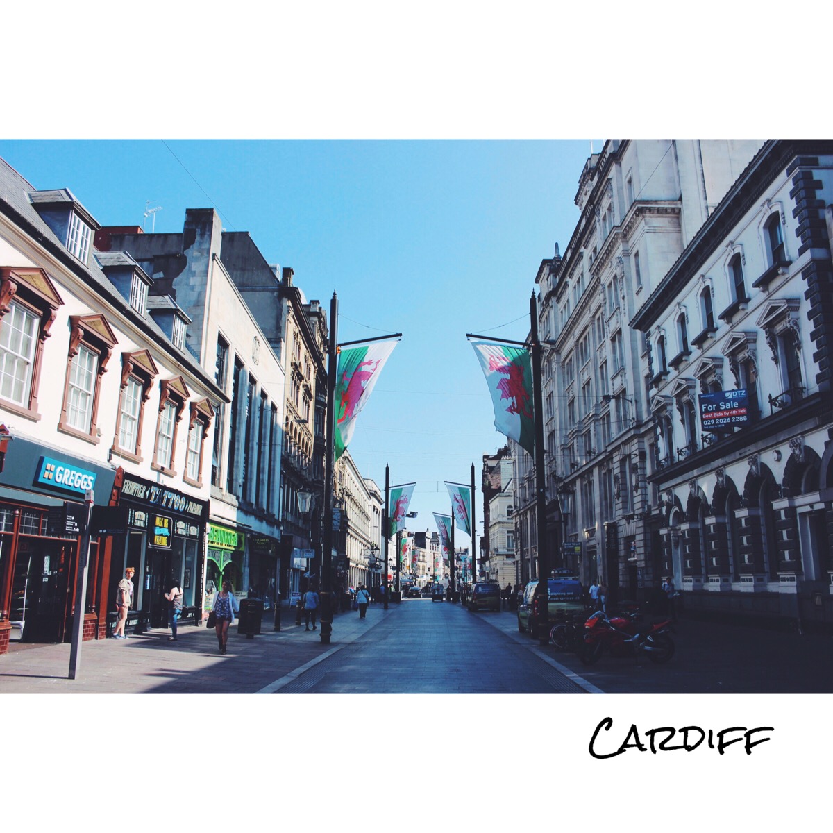 cardiff:卡迪夫商业街queen street的一条分支,道路两旁竖着的旗帜,是