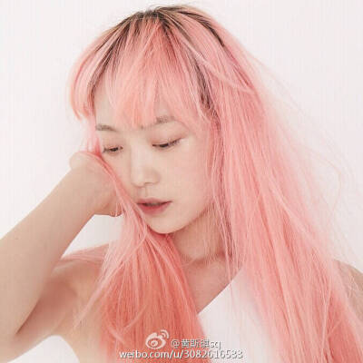 粉色头发看起来特别纯真少女 背景 壁纸 头像头像 模特 插画 走秀