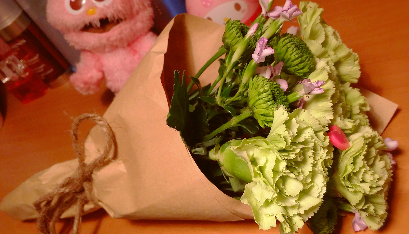 丰台区南苑街道核酸检测现场，“一线妈妈”收到鲜花和祝福_京报网