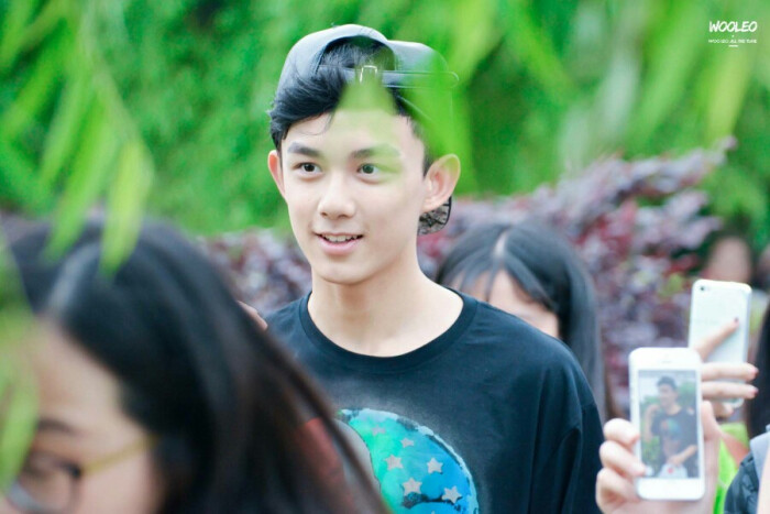 吴磊,只是在人群中多看了你一眼