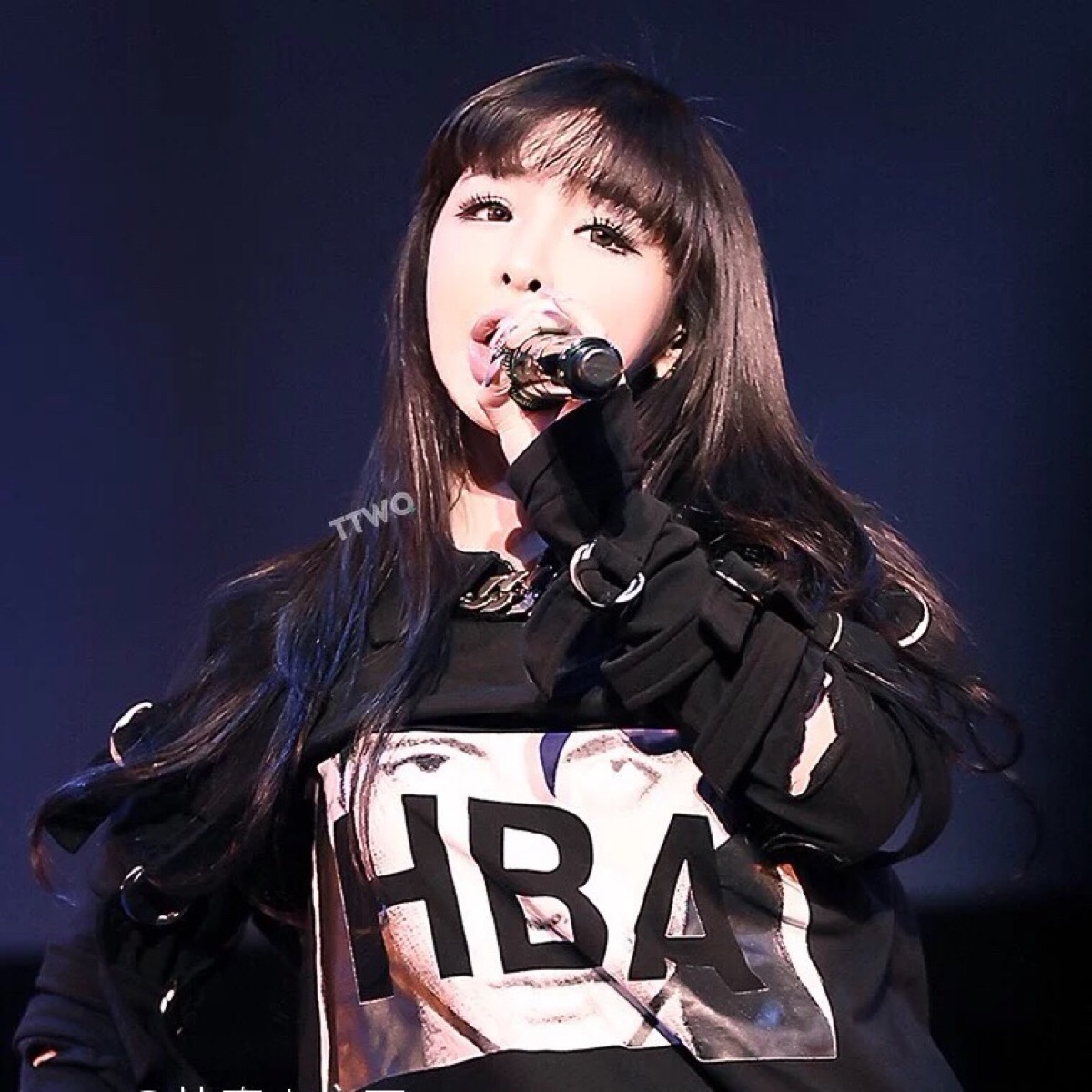 2ne1朴春bom cr.logo