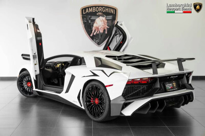 猥琐大叔 日前,一辆白色兰博基尼aventador lp750-4 sv 交付美国客户