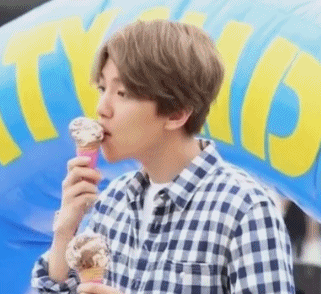 边伯贤#baekhyun 吃个冰激凌也这么萌qaq