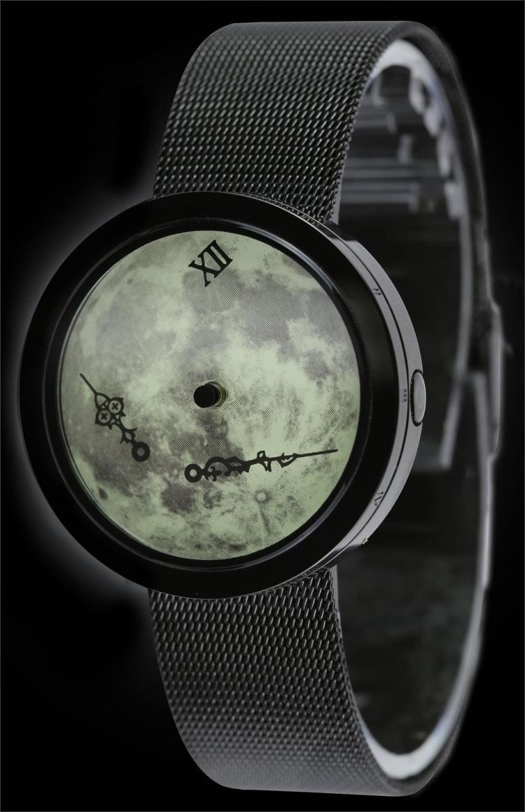 这是一款看上去挺神奇的手表,除了月球表面图案的夜光表盘,在晚上更加
