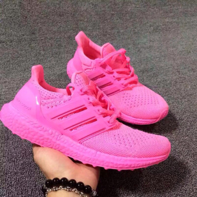 阿迪达斯adidas粉色运动鞋女鞋 跑鞋 骚粉色 v信zztiyu