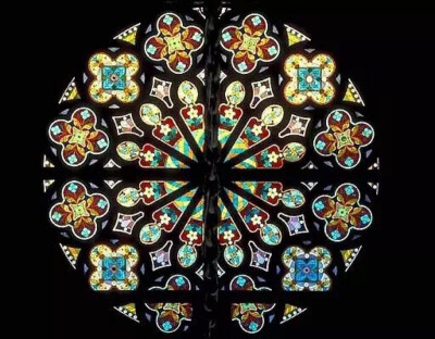 指中世纪教堂正门上方的大圆形窗,内呈放射状,镶嵌着美丽的彩绘玻璃