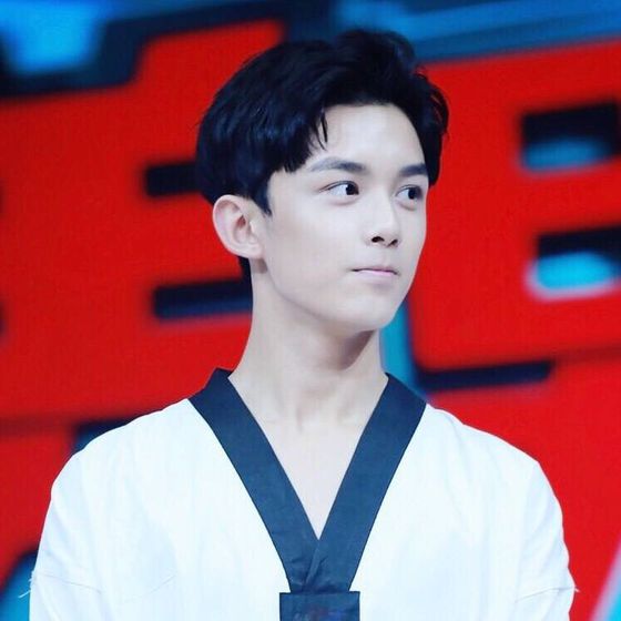 吴磊 快乐大本营 0906 在看什么呢