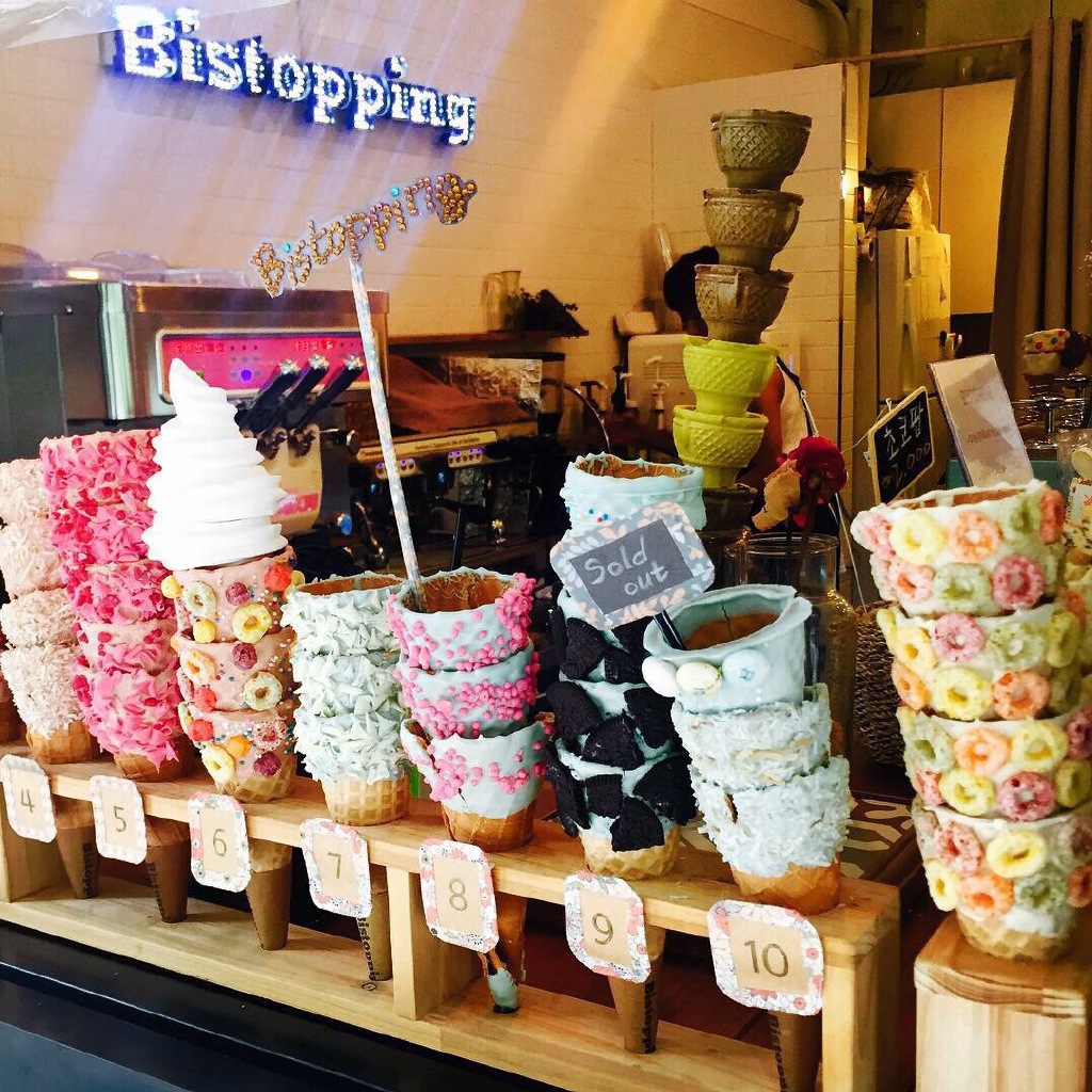韩国 新沙洞一家bistopping的冰淇淋店铺内有很多diy自制的甜筒 可以