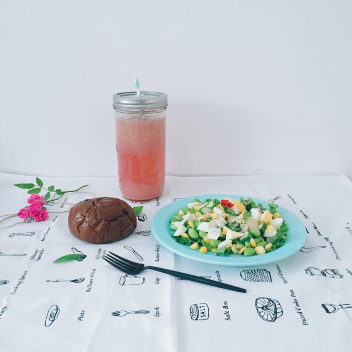 石榴汁,黑眼豆豆,蔬菜沙拉。 十一点半睡…-堆