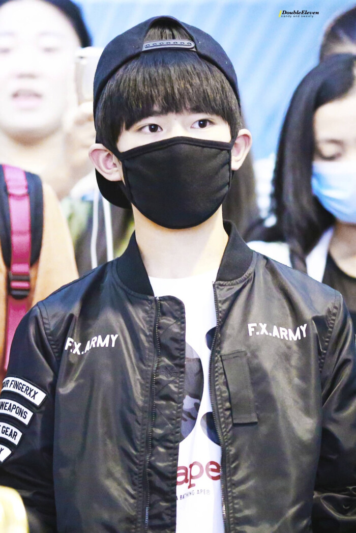 TFBOYS易烊千玺 150920 重庆飞长沙 cr.logo 