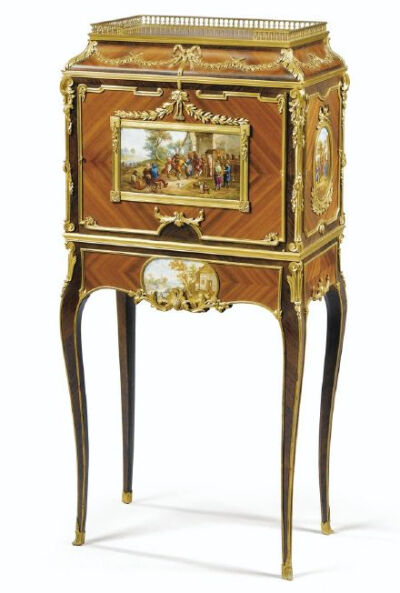 在造型设计方面,路易十五时期的家具完全抛弃了古典主义的希腊,罗马式