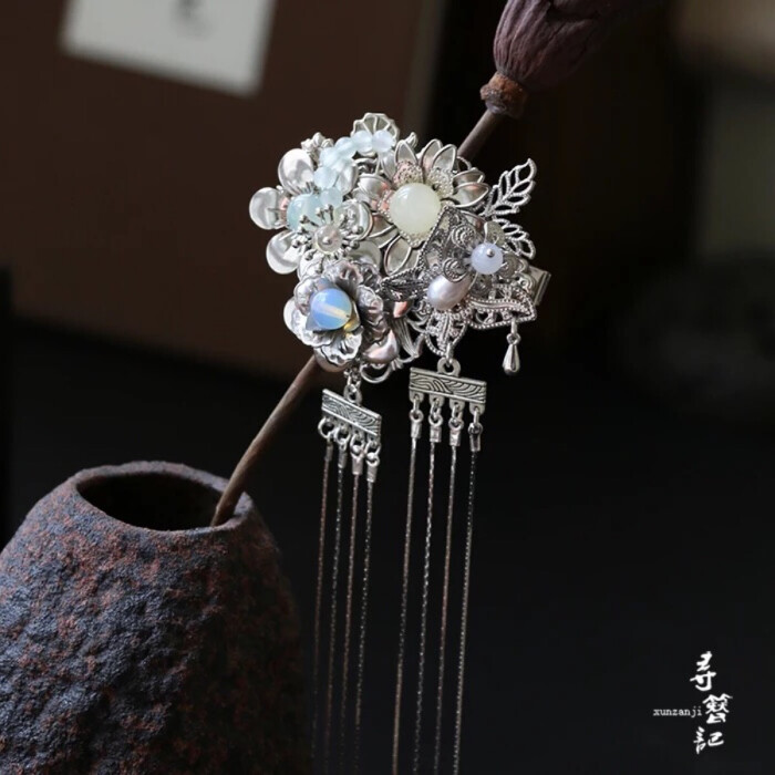 我是人间惆怅客,知君何事泪纵横。断肠声里忆