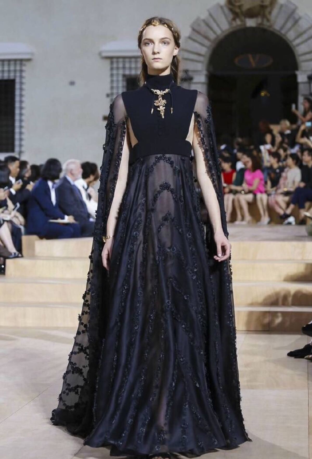 valentino couture fall 2015 在上季春夏高定带来一系列如痴如梦的