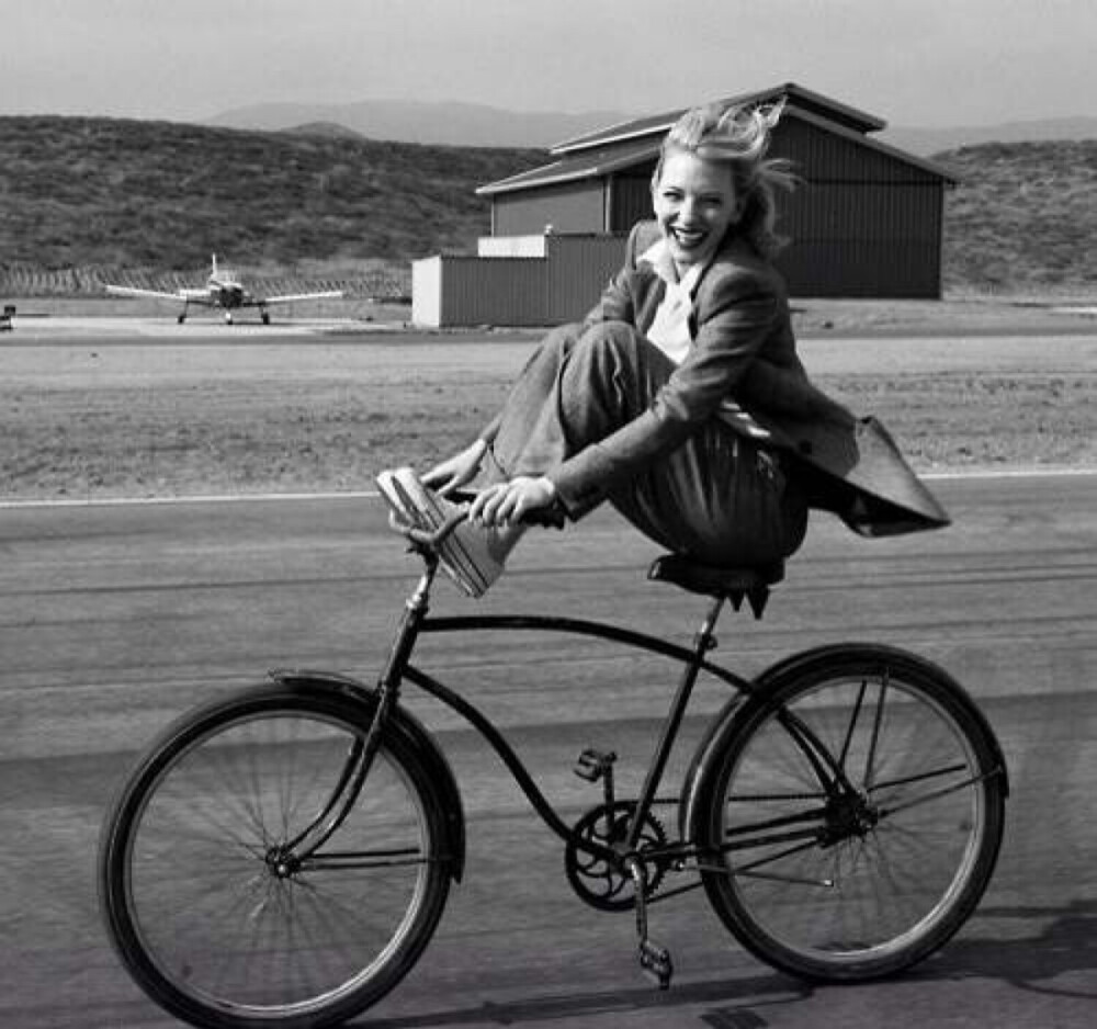欧美大笑骑自行车女生头像