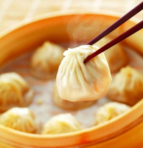 『小笼包』 瘦肉及肥肉一同剁烂,加入调味料搅至起胶状,分别做成小