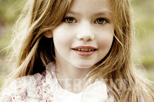 mackenzie foy,麦肯基 弗依 扮演 蕾妮斯梅·卡理·卡伦,是斯蒂芬妮