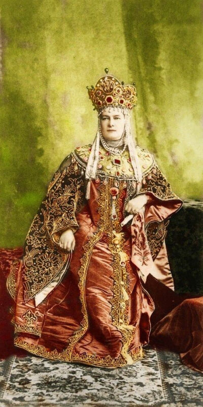 整个帝国家庭的亲属穿着17世纪俄国传统的华丽服装,拍下了他们最后的