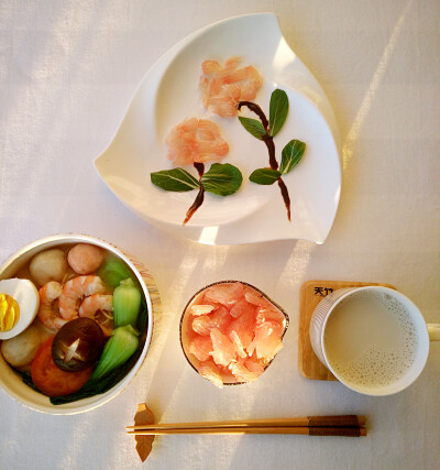 儿童营养早餐# 鲜虾鱼丸面,花生牛奶豆浆,红心柚子.