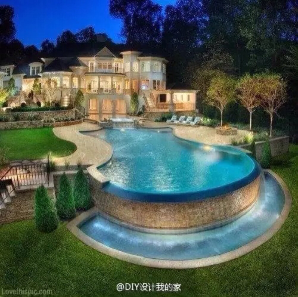 华丽的大别墅,庭院里有游泳池