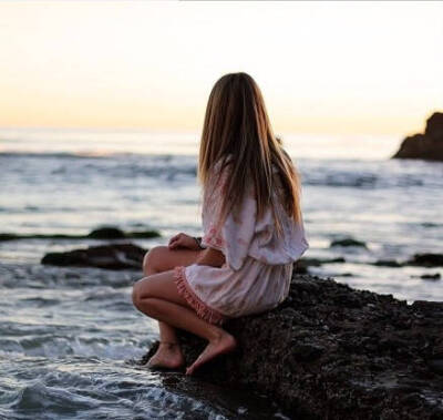 海边背影女生头像