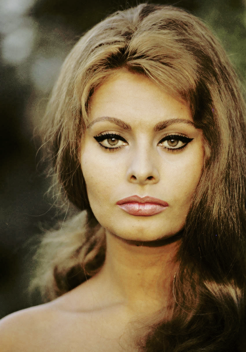 【索菲亚·罗兰(sophia loren)】,1934年9月20日]出生于意大利罗马.