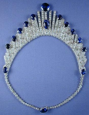 蓝宝石和钻石项链也转换为王冠