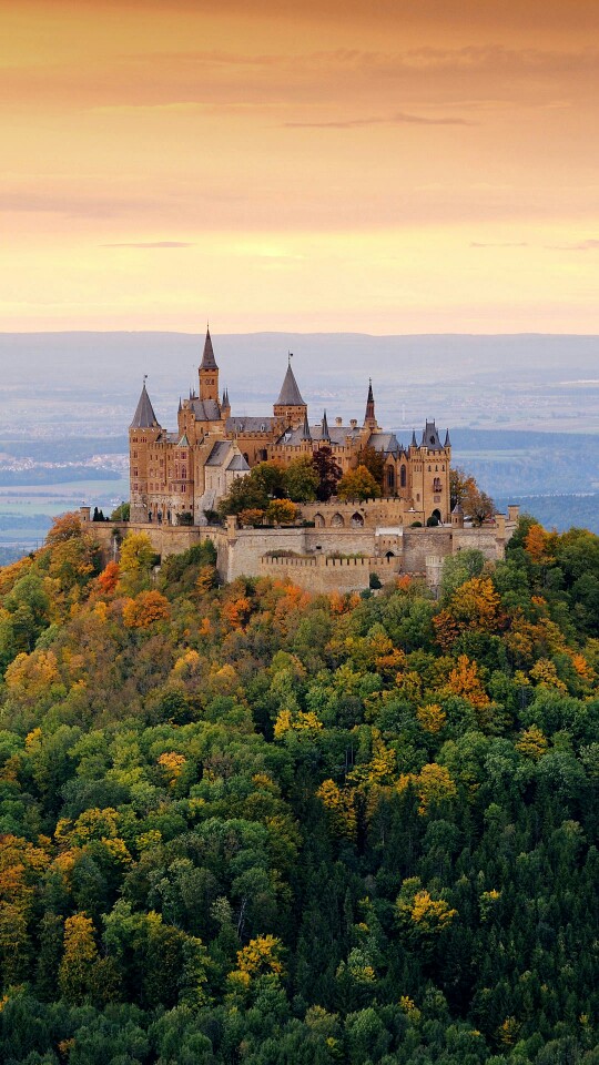 霍亨索伦城堡(德语:burg hohenzollern)位于德国巴登-符腾堡州,与