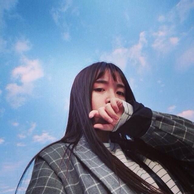 捂 长发好评 蓝天背景 人物头像 女头像