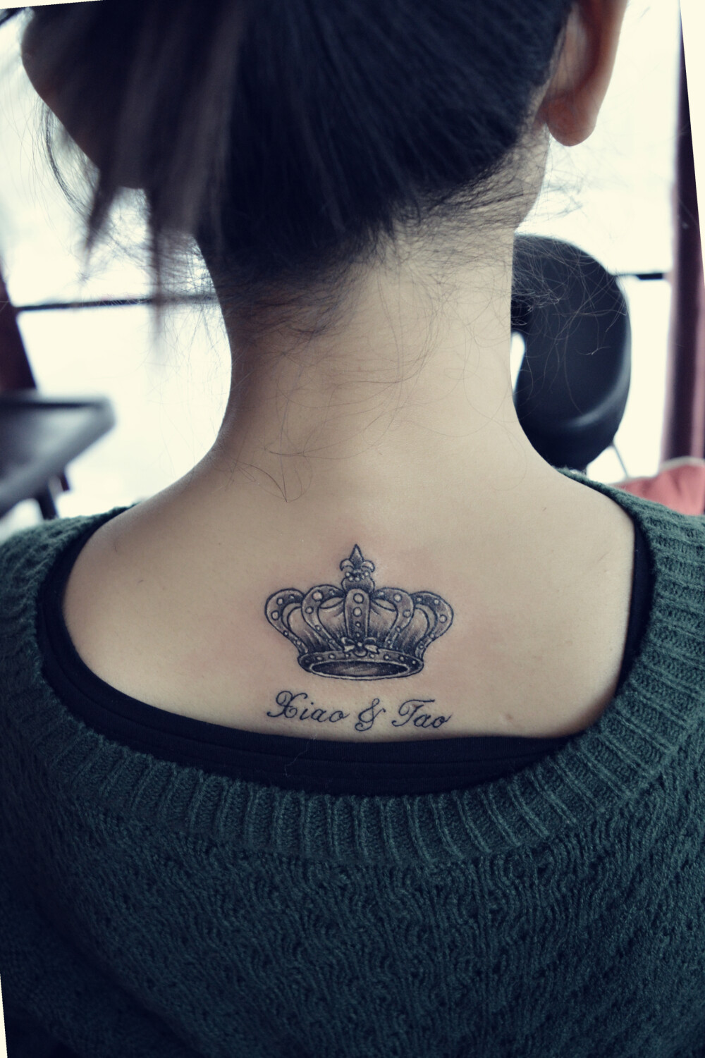 皇冠加字纹身#女生纹身#后背纹身