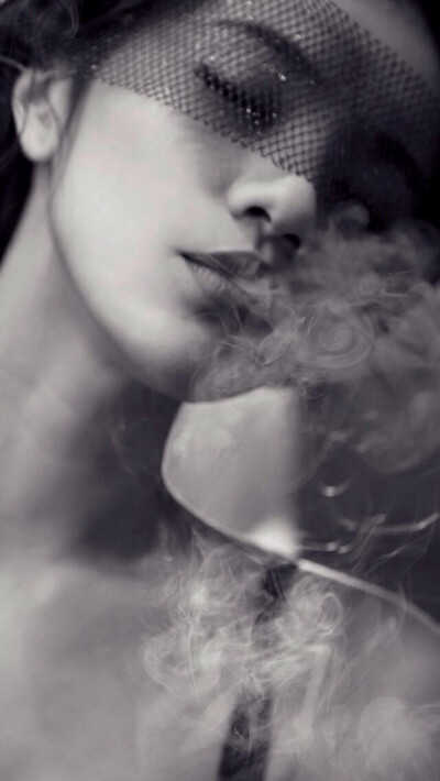 吸烟的女人