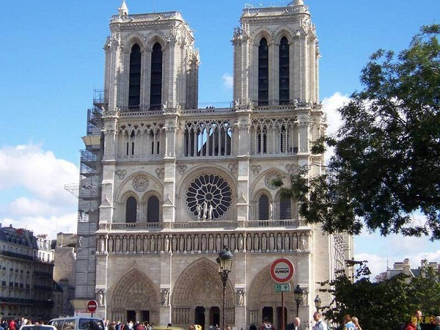 巴士底狱遗址(place de la bastille)位于巴黎市区东部,塞纳河右岸