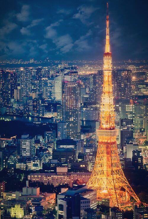 日本东京铁塔,正式名称为日本电波塔,位于日本东京都港区芝公园.