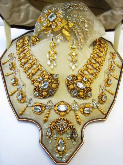 法国古董海蓝宝石和黄金套件包括一个吊坠项链,一对手镯,吊坠耳环