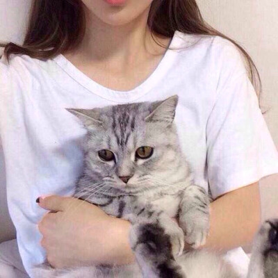 带动物的女生