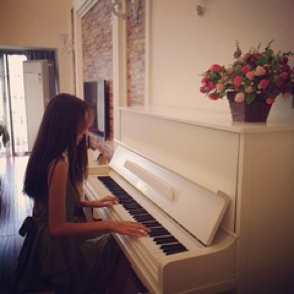 女生头像 弹钢琴