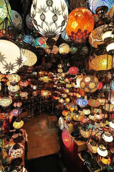 有着世界最大,最古老的集市 "grand bazaar" ,这些琉璃灯点亮后,每