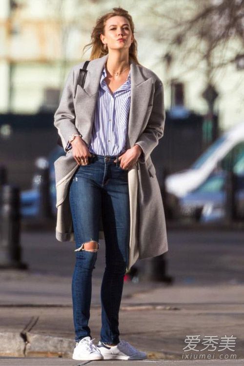 karlie kloss—灰色外套配浅蓝色条纹衬衫和牛仔裤,小白鞋,简约干练