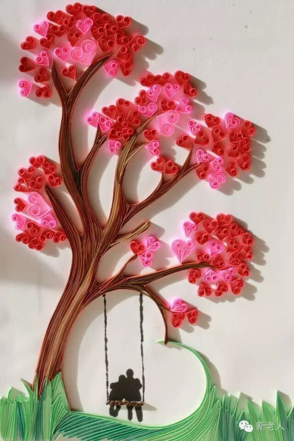 一张纸普通的卡纸,在艺术家手中翻卷飞跃,就变成了美轮美奂的艺术品!
