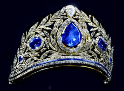 钻石和蓝宝石头饰从1925,巨大的花环头饰,用月桂树叶和其他植物支撑