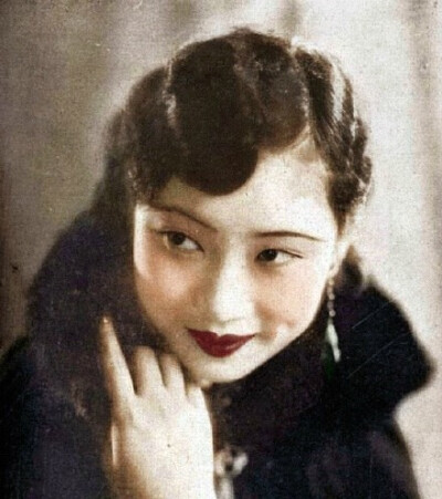 活动中以21334票当选"电影皇后,1934年又当选为民国最美丽的女明星