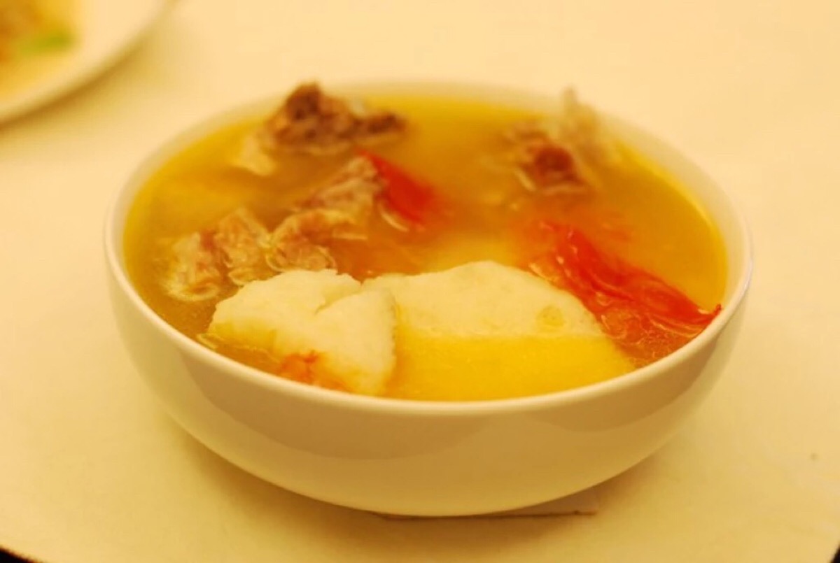 西红柿山药排骨汤 这是一个用料和做法都简单的汤,但味道和营养却