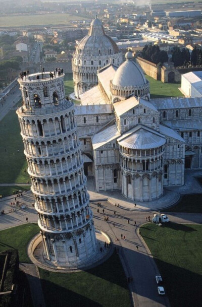 比萨斜塔位于意大利托斯卡纳省比萨城市北面奇迹广场建筑群,而且它和