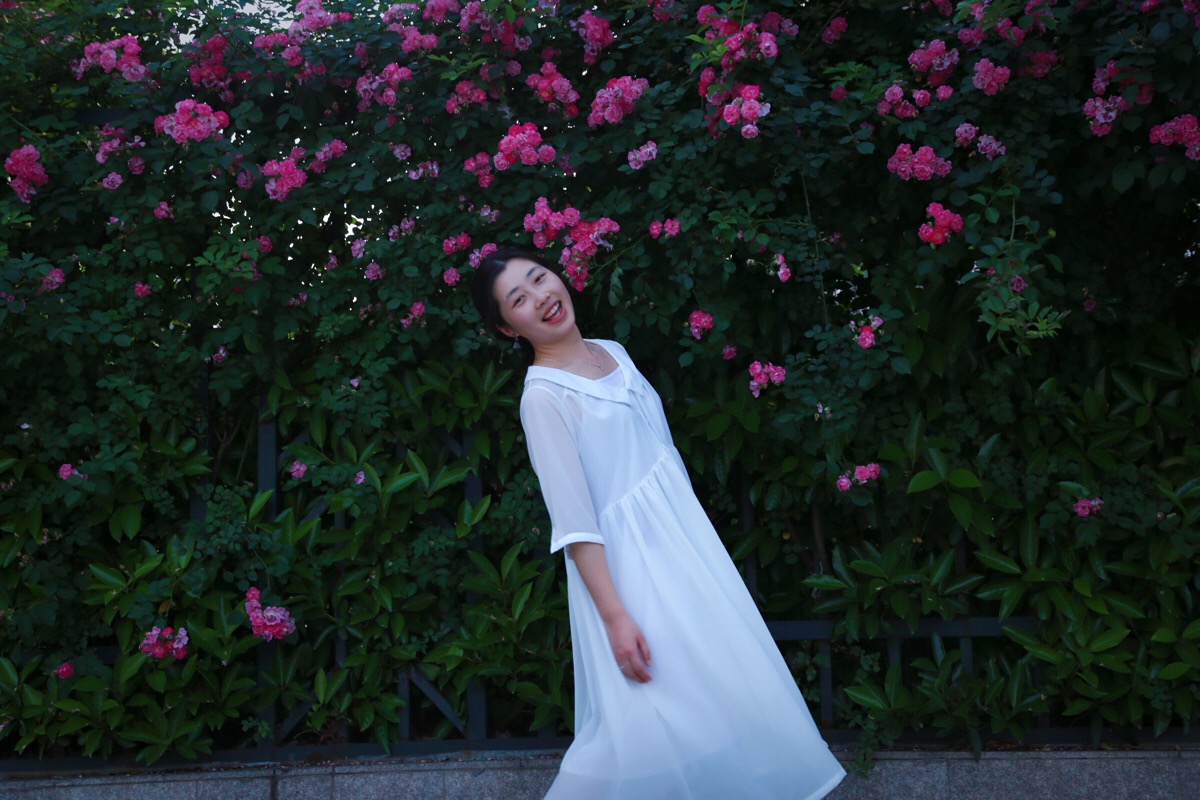 蔷薇白裙