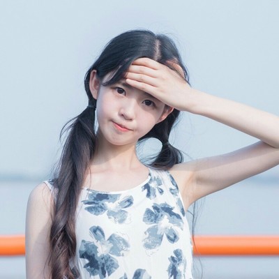 真人 头像 大图 女生 网红 萝莉 美 可爱 双马尾 海边
