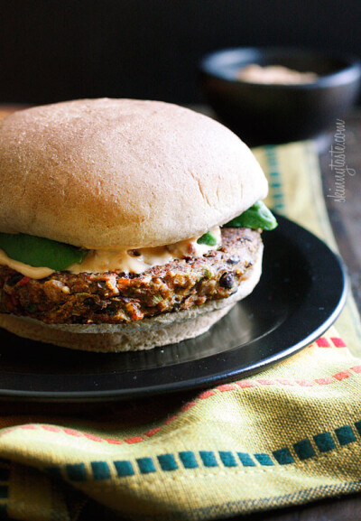 bean burgers with chipotle mayonnaise 香辣豆豉沙拉酱牛油果汉堡