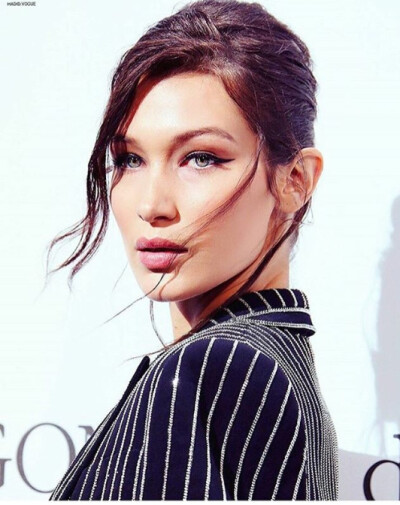 「欧美女模」---- 贝拉·哈迪德bella hadid 和姐姐一样,拥有玲珑曲线