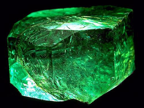 最大的未切割绿宝石之一"重达858克拉"叫gachala"在哥伦比亚发现"现在
